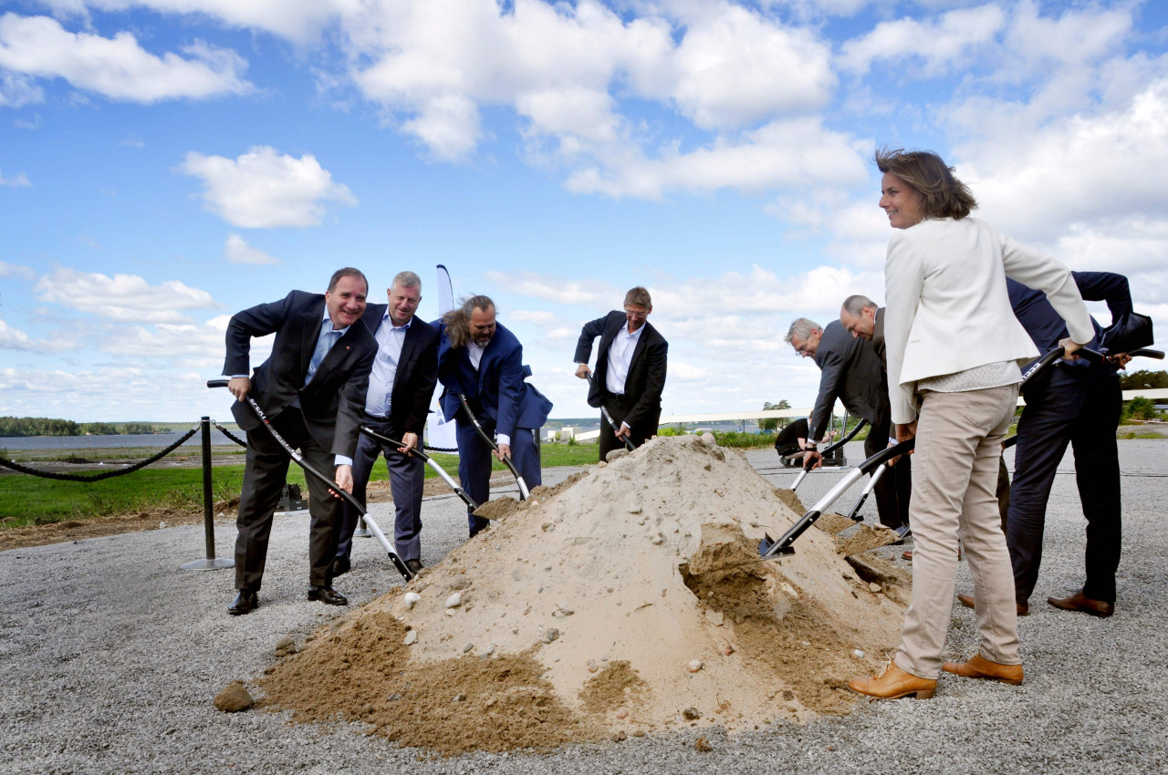 Swedish prime minister Stefan Löfven (left) and Minister for Climate Isabella Lövin posing in for the construction of the Hybrit steel plant