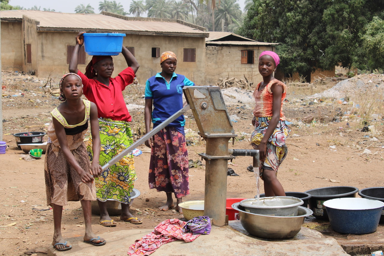 Women pumping water on the Nigerian countryside