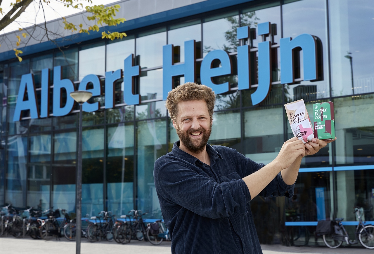 Northern Wonder CEO David Klingen in front of an Albert Heijn supermarket with his product